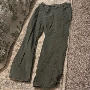 Carhartt Relaxed Fit Men’s - Olive Green (28 length via ruler measurement)